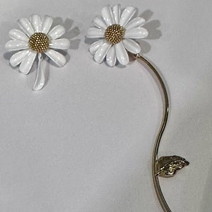 Kate Spade White Daisy Flower Earrings 🌼  gently used