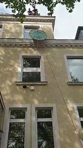 Die Uhr am Gymnasium Essen Werden wurde restauriert und kommt heute wieder an ihren angestammten Platz. 🕛 👍 | Stadt Essen - Das Stadtportal