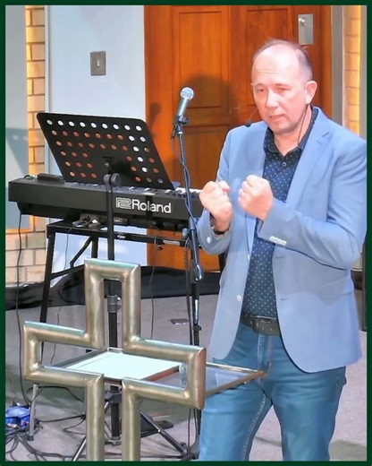 Om God eerste te stel is nie ’n gevoel nie, dis ’n keuse. Wanneer ons vas en bid, draai ons weg van afleidings en verootmoedig ons onsself voor die Here. Maar soek eers die koninkryk van God en sy geregtigheid, en al hierdie dinge sal vir julle bygevoeg word. Matt. 6:33 2026 begin nie met planne nie, maar met afhanklikheid. 🙏 👉 Bemoedig iemand deur hierdie te deel 👉Kom ons stel God eerste #lighuis #lighuisupington #upington #komgroeisaam #SAChurch #ChristianSA #jesus | Upington Lighuis Volle 