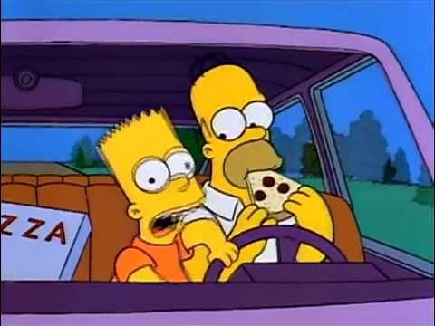 Homer Simpson comiendo pizza al volante