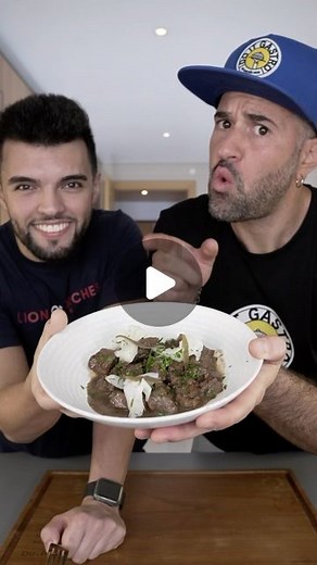 Gastão Reis on Instagram: "Pica Pau de novilho 🤩 Desta vez convidei o @rui_tomass aka Ruca, para vir fazer uma receita comigo, conhecemo-nos no Masterchef e como ele é bom rapazinho achei boa ideia trazer-lo cá! Ele é que escolheu a receita e podem fazer aí em casa, está aprovada! Atenção que aquele molho é muito perigoso… 😅 O Ruca começou a fazer videos de receitas recentemente por isso se quiserem vão lá espreitar e dar um apoio ao rapaz, ele merece 😁 #comida #receita #picapau #novilho #va