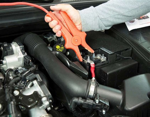 Comment démarrer sa voiture en toute sécurité avec des câbles ?