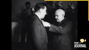 Dans cette archive vidéo, diffusée le 22 avril 1953 en avant-séance dans les cinémas, Fernandel reçoit la croix de chevalier de la Légion d'honneur. 67 ans plus tard, nous vous proposons de le retrouver dans deux de ses films disponibles en VOD : LES GAÎTÉS DE L'ESCADRON : https://tinyurl.com/LesGaitesdelescadron et L'ARMOIRE VOLANTE : https://tinyurl.com/Larmoirevolante #PathéJournal | Pathé Films