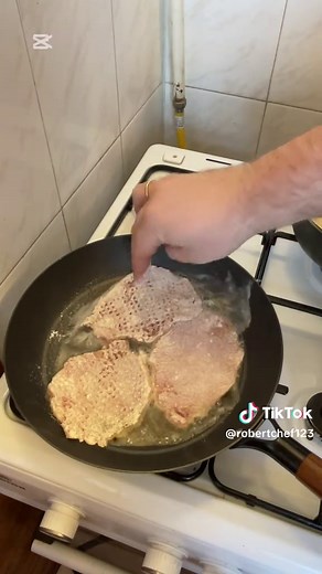 🔥🥓 BAKONYI SERTÉS SZELET – DUPLA SZALONNÁS ALAPON 🥓🔥 ━━━━━━━━━━━━━━━━━━ 💣 Nem diétás. Nem light. Ez az igazi, szaftos, magyaros vonal! 🇭🇺 Kétféle szalonna zsírján pirított, gombás-paprikás, füstös szaftban fürdő sertésszelet… rozsszel tálalva. ⚡ Brutál ízek. ⚡ Mély, füstös aroma. ⚡ Szaft, amit kitunkolsz. ━━━━━━━━━━━━━━━━━━ 🛒 HOZZÁVALÓK (4 adag) ━━━━━━━━━━━━━━━━━━ 🥩 4 szelet sertéskaraj vagy comb 🥓 80 g csemege szalonna 🥓 80 g húsos szalonna 🧅 1 nagy fej vöröshagyma 🧄 3 gerezd fokha