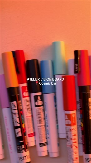 C’est aujourd’hui la première édition !! 🥹💜 À partir de 14h au Cosmic bar 📍24 Grand Rue, 1204 Genève Viens créer ton vision board à Cosmic les 17, 24 et 31 janvier ✨ Viens te poser entre amis ou en solo date. Prends-toi une petite boisson et laisse parler ta créativité. Le vision board est là pour t’accompagner tout au long de l’année : colle-y des images et des mots qui représentent tes rêves, tes envies et là où tu veux aller. Du matériel est mis à disposition, mais sens-toi libre d’apporte
