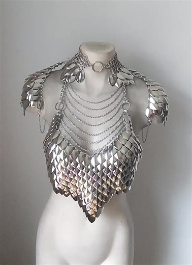 Our stainless steel #scalemail & #chainmail set. This beautiful stainless steel & chainmail set paires perfectly with our best-selling Athena shoulder armor with a battle ready top with o-rings & draped curb chain accents. 3 piece set. The shoulders are detachable. Available in other colors via our website. 🗡🛡 https://www.syntheticdaisydesign.com/products/stainless-steel-sample-set-ready-to-ship