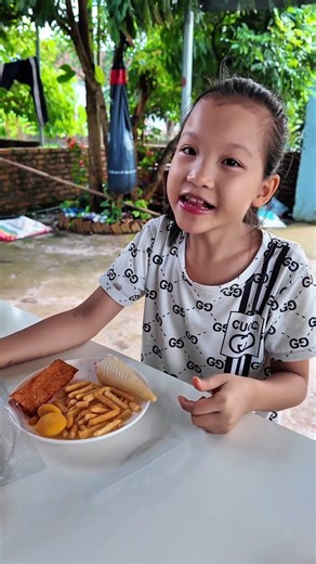 Hai đứa con ăn đồ ăn vặt no ,không ăn được cơm bị bố trừng trị #shorts
