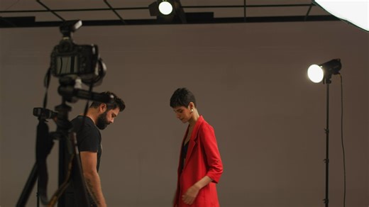 A photographer sets up a model for a photoshoot - Free Stock Video