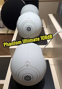 Phantom 108dB đời trước và Phantom Ultimate 108dB trong cùng một không gian. Điều mình cảm nhận rõ nhất là sự khác biệt ở cách thể hiện âm nhạc. Phiên bản Ultimate cho cảm giác dải trầm gọn hơn, giọng hát nổi bật hơn và tổng thể cân bằng hơn. Vẫn là chất âm quen thuộc của Phantom nhưng mang lại cảm giác dễ nghe và tự nhiên hơn khi nghe lâu. #DevialetPhantom #PhantomUltimate #Phantom108db #AudioExperience #HiFiAudio