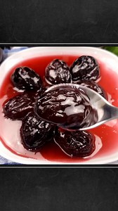 Cum se face cea mai buna dulceata de prune, cu fructe intregi. Ingrediente: 1,1 kg prune coapte, dar tari 850 g zahar 80 ml suc lamaie daca aveti prune dulci sau 50-60 ml daca aveti prune mai acrisoare 150 ml coniac sau 150 ml apa Optional un baton de scortisoara sau o pastaie de vanilie, daca aveti | Video Retetele Mihaelei