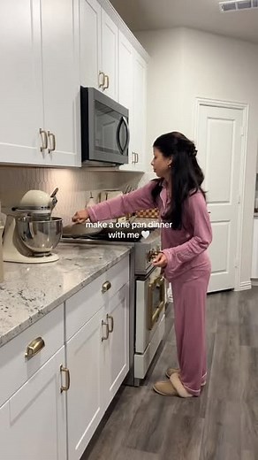 Elaina Michelle on Instagram: "Asmr cook dinner with me 🤍 quick one pan meal at home! if you want more asmr cooking reels :) . . . . #asmr #cooking #vlog #foodinspo #neutralstyle #explore Asmr cooking reels, cook with me, make dinner with me, dinner inspo, healthy lifestyle reels, asmr aesthetic reels, clean girl aesthetic reels, neutral style home interior inspo, daily vlog inspo, morning routine vlogs, vanilla girl aesthetic, healthy dinner recipe, cozy home reels inspo"