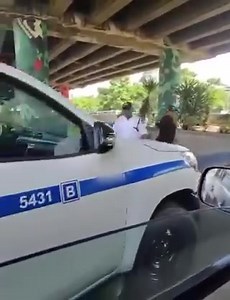 BIDIYO: Wani mutum ya fuskanci jami’an VIO bayan an nemi takardun motarsa a Fatakwal (Port Harcourt) 📷: Emmanuel // X | DDL Hausa