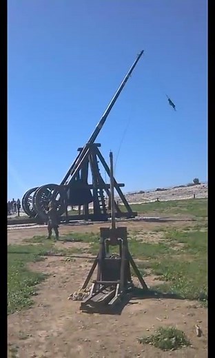 Trebuchet firing 90kg projectile over 300 meters with ease