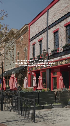 The top 3 reasons people keep choosing Huntsville, AL 👇🏻 We’ve helped quite a few people make the move to Huntsville, and almost every conversation sounds the same: “We just want life to feel easier.” And honestly? That’s exactly what this city gives. 1. It’s busy… but not exhausting You’ve got great restaurants, events, trails, and plenty to do — without the constant traffic, chaos, or feeling like you’re always behind. Huntsville still lets you breathe. 2. Your money actually goes further Th