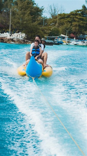 Prilly Latuconsina on Instagram: "Trip @salayayacht Day 1! SERUUUU ABISSSS! Puas banget main di laut! 🌊✨ Makasih buat semua yang udah ikutan open trip pertama Salaya! Seru abis bisa ngobrol dan main air sama kalian semua! walaupun aku harus ngebujuk dulu biar pada mau nyebur dan “mengasuh” di atas air hahaha! 🤣 What a fun experience! ⚓️💙"