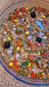 aujourd'hui je vous propose une belle salade d'aubergines 🥗 très facile à réaliser سلاطة الباذنجان 3 aubergines grillées 1 poivron rouge grillé 2 gousse d'ail 1 tomate 🍅 la coriandre 1 poivron vert 1 oignon sel poivre noir cumin la menthe sèche jus de citron 🍋 l'huile d'olive l'olive noir Le maïs 🌽 #salad #salade #saladeaubergine #سلاطة #سلاطة_صحية #سلاطة_مشوية #مقبلات_رمضانية #رمضان_يجمعنا #ramadan #viral #explore #اكسبلور | Les délicesdesihem