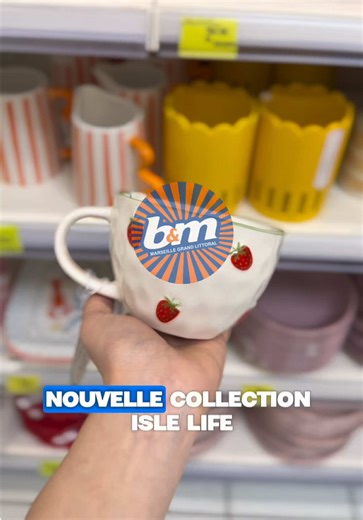 Nouvelle collection qui sent bon l’été ☀️ Des couleurs, des motifs fun et une vibe dolce vita direct dans ta cuisine 🍅🍒 Mugs fruités, vaisselle colorée, plats et accessoires… tout pour upgrader tes brunchs et tes tables comme jamais. Franchement… qui va résister ? 👀 Disponible maintenant chez B&M Marseille 🛒 MUG BLANC ET MOTIF Fraise (523366) 4,48€ - MUG BLANC MOTIF TOMATE (522960) 3,78€ - MUG BLANC ET MOTIF CERISE (523365) 4,48€ - MUG MOTIF RAYURES COLORÉ (522952) 3,48€ - PLAT À FOUR TOMATE