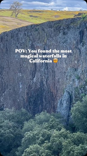 Every spring, North Table Mountain Ecological Reserve transforms into a magical paradise with flowers galore and waterfalls cascading off the cliffs into the void. It’s ridiculously beautiful. But it doesn’t last forever. The flowers have a short life span, and so do the waterfalls! Check it out in early spring before they both disappear! 📍Location: Oroville, CA 🥾Hike: Phantom Falls, North Table Mountain Ecological Reserve 📏Distance: 4-mile out and back (you see two waterfalls, including Phan