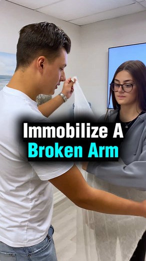 How to immobilize a fractured/broken arm‼️ This demo and many more are taught in our STANDARD FIRST AID and EMERGENCY FIRST AID classes! ⛑️ Stay tuned for more demo posts coming soon!!💬