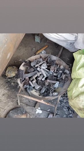 Lithium is melting for manufacture acid batteries 🔋 #lithium #meltinglithium #lithiumbattery #manufacturingbatteries #manufacturing #repairing | Oyapet