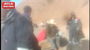 16K views · 175 reactions | #LoÚltimo #BoqueodeCaminos DENUNCIAN QUE COMUNARIOS EN ESTADO DE EBRIEDAD BLOQUEAN EL SECTOR DE LAS CARRERAS , RUTA TARIJA -CHUQUISACA- POTOSÍ. El pedido de acuerdo al reporte preliminar seria el paso triangular del camino. | Hola Bolivia - Canal de Noticias | Facebook