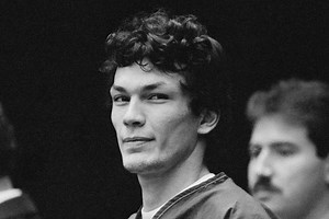 “Night Stalker” Richard Ramirez’s Groupies Explain “Handsome” Killer’s Appeal: “Reminds Me of Mick Jagger” | Oxygen