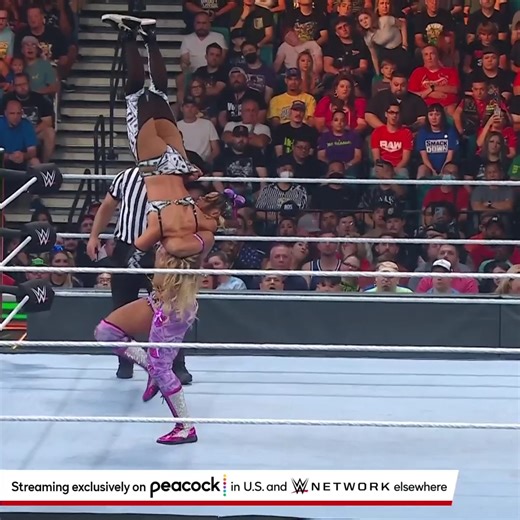 #WWERaw Women's Champion Bianca Belair demonstriert ihre unfassbare Power gegen Carmella! #MITB | WWE Deutschland