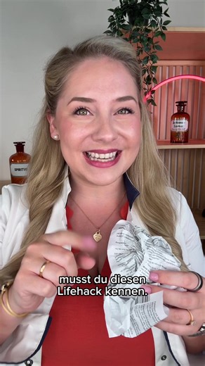 Kennst du es auch und packst sie als Knäuel zurück in die Packung oder schmeißt sie direkt weg? 🤔🙈 Speicher‘ dir das Video für’s nächste Mal und schick es jemandem, der regelmäßig den Kampf gegen die Packungsbeilage verliert. 😅 #apothekerin #medikamente #beipackzettel #apotheke #hack
