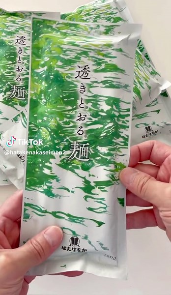 「透きとおる麺」を新発売しました。 ➷ 北海道の豪雪地帯、倶知安で育った「じゃがいも」のでんぷんと手打ち用の小麦粉が作り出す透きとおる様な麺肌とつるつるの食感がお楽しみいただけるうどんです。 パッケージデザインには、太宰府天満宮の襖絵を制作した日本画家「神戸智行」氏の作品「こころ」を使用。透きとおる様なパッケージに、透きとおる様な麺肌の新感覚つるつる麺をどうぞご賞味ください！ 透きとおる麺 180g 税込標準小売324円 #透きとおる #神戸智行 #こころ #はたけなかを美味しく食べる会 #北海道 #倶知安