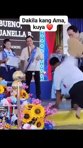 Sna matularan itong Ama na kahit sa kabila ng kapansanan nya sinikap nya paring pumunta at umakyat sa stage sa graduation ng anak nya. Halos lumuha ang nga magulang at teachers doon sa Calauag National High School kahapon habang pinapnuod itong si kuya na halos hindi na makaakyat sa stage dahil sa kanyang kapansanan. Courtesy 🎥 Ginalyn Sevilla Caguimbal #graduationday #graduationceremony #GraduationDay2025 #Graduation2025 #PWD #PWDInspiration #fatheranddaughter #HighSchool #highschoolmemories #