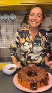 Chamamos a premiadíssima chef @carolecrema, jurada do programa “Que Seja Doce” do GNT, para nos ensinar deliciosas receitas para adoçar nosso dia a dia e chamar a família toda pra cozinha! 😊 Acompanhe nos nossos canais as dicas dessa super chef! A receita de hoje, para começar bem essa série de vídeos, é um delicioso e tradicional Bolo de Cenoura, bem fácil de fazer. As crianças (e os adultos) vão amar!! (emojis) Confira a receita: Bolo de Cenoura com Ganache de Chocolate Ingredientes: 3 cenour