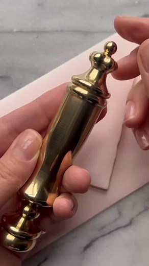 My favorite tutorial of the letter seal in the Hastings Étui. Future editions will have entirely different pennies and these will be retired. I feel a bit nostalgic already knowing that these are almost gone for good. 🥹 | Kathryn Hastings & Co