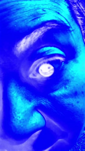 What a crazy filter! Try this Chorded Gradient filter. #funfilter #blue #eye #videoeffects #tryit