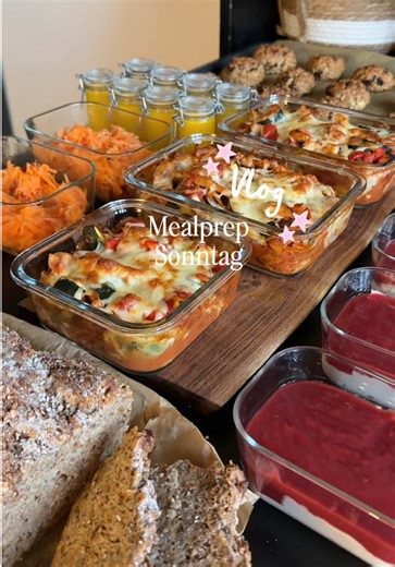 Mealprep Sonntag Routine mit Uhrzeiten 🥰 Ja, ich stehe jeden Sonntag für einige Stunden in der Küche, aber ich kann trotzdem mein Wochenende genießen ☺️ Am Freitag hat der große Wocheneinkauf stattgefunden und am Samstag wurde einfach nur entspannt. Der Sonntag wird dann in der Regel ganz gemütlich gestartet. Und wenn ich dann in Ruhe ausgeschlafen und gefrühstückt habe, geht’s los in der Küche. Nächsten Sonntag zeige ich euch alle Rezepte dann ausführlich mit Mengenangaben und co 😘 #mealprep 