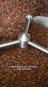 Nie wiesz, jakie ziarna kawy najlepiej pasują do Twojego gustu? 🔍 Nasz ekspert kawowy, Pan od Kawy Marcin Potkański, dokładnie Ci to wyjaśni! Zapraszamy na wycieczkę do palarni kawy Java, gdzie nauczysz się odróżniać różne rodzaje ziaren, odkryjesz aromaty i dowiesz się, czego szukać, by znaleźć idealne ziarna kawy dla siebie. ☕ idealne ziarna kawy · palarnia kawy · ekspert kawowy · włoska kawa · kawa specialty | De'Longhi Polska