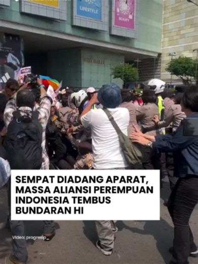 Sempat Diadang Aparat, Massa Aliansi Perempuan Indonesia Tembus Bundaran HI ... Massa aksi dari Aliansi Perempuan Indonesia (API) menggelar unjuk rasa di kawasan Jakarta Pusat, Kamis (18/6). Aksi yang didominasi oleh emak-emak dan elemen perempuan ini sempat diwarnai ketegangan karena diadang dan dilarang masuk ke area Bundaran Hotel Indonesia (HI) oleh aparat kepolisian. Polisi berulang kali mencoba memblokade dan mengalihkan rute long march massa ke jalan-jalan kecil di sekitar Grand Indonesia