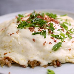 Bacon Egg & Cheese Fried Rice Save this recipe: https://taste.md/2qHD0aq More recipes on our app ￼📲 http://link.tastemade.com/HE7m/ZVgd1DuIBD | Tastemade