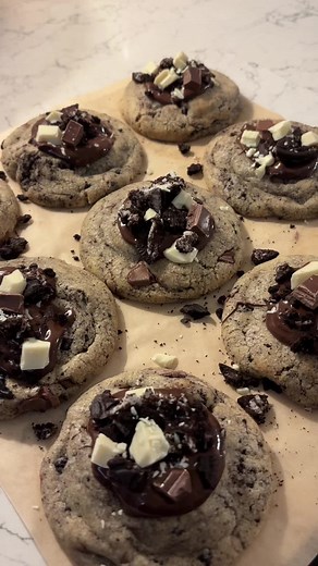 Chunky Oreo and Chocolate Cookies 🎄🤎✨ • 115g butter (unsalted or salted) • 120g light brown sugar • 50g granulated sugar • 1 egg • 1 tsp vanilla extract • 260g plain flour • 1/2 tsp baking powder • 1/2 tsp bicarbonate soda • 1/2 tsp salt • 100g white chocolate chunks • 80g crushed Oreo’s #baking #recipe #christmas #oreo #foryoupage