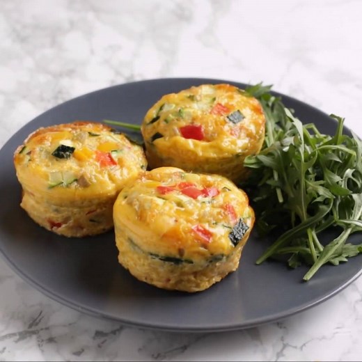 These healthy protein-packed Veggie Omelet Muffins are such a great grab & go option for busy days! RECIPE: https://www.thepetitecook.com/veggie-omelet-muffins/ | The Petite Cook