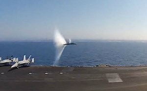 [高清] F-18E 带着声爆从航母边飞过