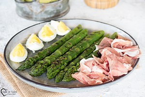 insalata di asparagi e uova con prosciutto crudo ricetta cucina