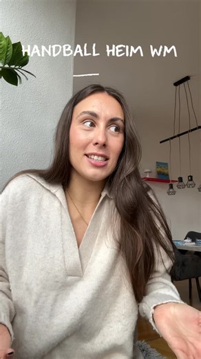Josefine on Instagram: "Noch ein paar Handball Basics bevor die WM bald losgeht 😇✨ freut ihr euch schon? Welche Handball Basics fehlen noch im Video? 👉🏽👈🏽 #handball #athlete #sports #viralreels"