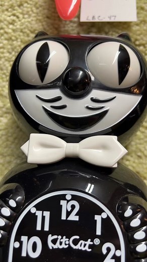 have you ever seen the world’s largest kit kat clock?? 😏😳 meow @champsclockshop #amazing #insane #wtf #timelessclocks #fyp #xyzbca
