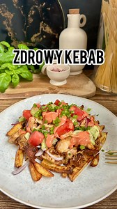 ZDROWY, DOMOWY KEBAB - no pewnie ze sie da! I cały taki talerz jedzenia to tylko 410 kcal, B: 36g, T: 14g, W: 34g. Zapiszcie sobie ten przepis, to idealna opcja na pyszny i sycący na długo posiłek. Na 3 porcje potrzebujemy: ✔️500g mięsa z podudzi kurczaka (bez skóry i kości) ✔️2 łyżeczki przyprawy do gyrosa ✔️20g oleju ✔️400g ziemniaków ✔️sos: łyżka ketchupu, łyżeczka majonezu, łyżka jogurtu naturalnego, łyżka soku z cytryny, pół łyżeczki czosnku granulowanego, łyżeczka sriracha (można pominąć j