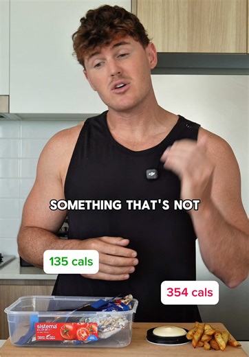 DAY 5 OF THE SNACK BOX SERIES 🍓☕️ Drop me a follow so you don’t miss out on the next one This is what a realistic snack box can actually look like. Today’s snack box 👇🏼 ☕️ High protein coffee pudding 170g 🍓 Strawberries 200g 🍿 Air popped popcorn 20g 🥩 Beef jerky original 27.5g This entire snack box comes to roughly 354 calories and 29.3g protein. We have all mindlessly eaten a family bag of chips or snacks while watching TV or working. Before you know it, you have easily overconsumed 1000 