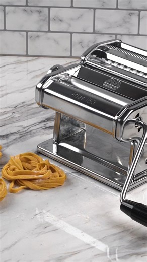 ¡Celebremos el día de la pasta con Marcato! 🇮🇹💙 Disfruta preparando tus pastas favoritas con la calidad y tradición italiana que solo Marcato ofrece. 👨‍🍳 Fabricadas en acero cromado. 🍝 Regula el grosor con su rodillo y corta como prefieras: Lasagne, fettuccine o tagliolini. Perfectas para quienes disfrutan compartir en torno a la cocina 🥰 Encuéntralas en nuestras tiendas físicas o en www.elvolcan.cl 💙 #volcanlovers #diadelapasta #marcato #hechoconamor❤️ | El Volcan