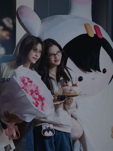 Một hành trình không dài, nhưng cũng không ngắn, đã đủ để tôi thấy sự nỗ lực của P'Emi và P'Bonnie rồi☺️. Mong hai chị sẽ càng ngày càng thành công hơn, có nhiều vai diễn hơn, được nhiều người yêu mến và hâm mộ hơn, hơn hết mong hai chị sẽ mãi bên nhau và chăm sóc cho nhau thế này. BEONNNIE 22ND GLOW UP #Happy22ndBonnieDay EMIBONNIEANY FAM SIGN #สนามอ่านเล่น2026xEmiBonnie #emiamily #beonnnie #EmiBonnie [27.01.2026]