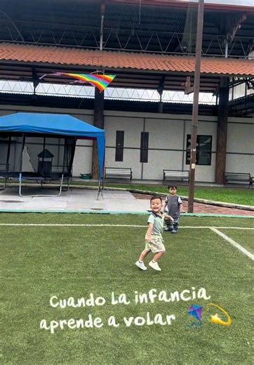 🪁 Volando cometas, creando sonrisas 🪁 Nuestros niños de Guardería, tanto de medio tiempo como de tiempo completo, disfrutaron de un día mágico lleno de aprendizaje y diversión en nuestro Día de Cometas. Cada uno tuvo la oportunidad de aprender a volar su cometa, fortaleciendo su coordinación, confianza y, sobre todo, dejando volar su imaginación entre risas y alegría. Momentos que se viven, se aprenden y se guardan en el corazón ✨💕 #cometas #fyp #diversion