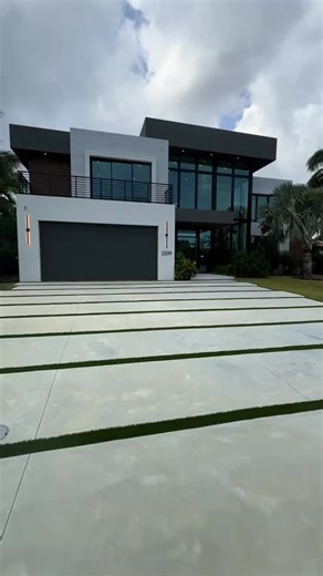 🏗️ Recent Project — 5-Bedroom Steel Structure House in Florida 🇺🇸 We are proud to showcase one of our latest completed projects in Florida: a 5-bedroom steel structure house built with precision-engineered steel frames for durability, speed, and modern design. ✅ High-strength steel frame construction ⚡ Rapid prefabrication & on-site assembly 🧱 Insulated walls and roofing for comfort 🎯 Custom layout with 5 spacious bedrooms 🌍 Export-ready & internationally certified standards This project r