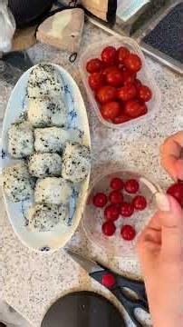 おにぎりをたくさん持ってお出かけしました🛻 お野菜おかずはミニトマト🍅 夫がミニトマトが嫌いで困ってるんだよね🤔 食べて欲しい、、、 なので、いろんな種類のミニトマトを買って食べて、夫の反...